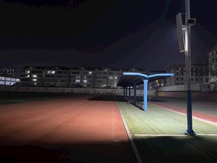 夜晚操场图景