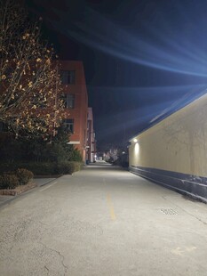 夜晚街道的静谧景象