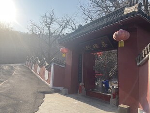 古建门前的宁静景象