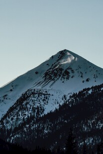 雪覆山峰美景