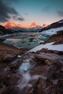 山间溪流与壮丽霞光美景
