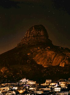 夜幕下的山城与璀璨灯火