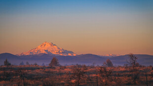 日出时分的壮丽山景