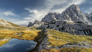 高山湖畔壮丽自然风光