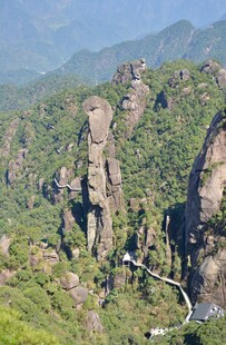 奇峰罗列的壮美山间景色