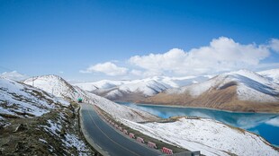 雪山环绕的壮美公路景观