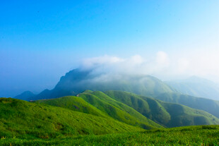 青山云海间的壮美风光