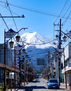 日本街道与远处富士山景