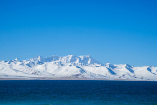 雪山映海的壮丽风光