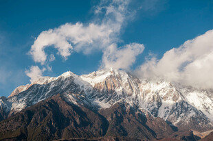 壮丽雪山与蓝天白云