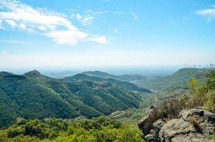 山峦叠翠间的壮阔美景