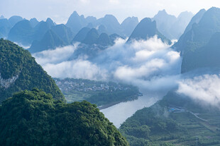 山间云海环绕壮丽山水景