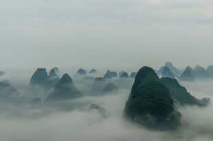 云雾缭绕的壮美山峦景观