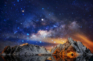 星空下的壮丽岩石景观