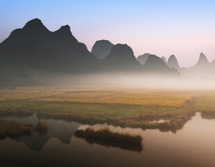 山水晨景