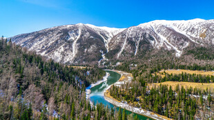 雪山下蜿蜒河流森林美景