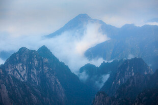 云雾缭绕的壮美山峦