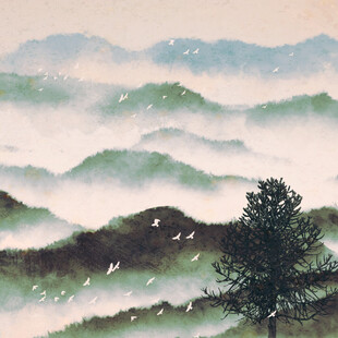 水墨山峦间的孤树