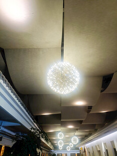 室内璀璨球形吊灯景观