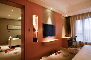 温馨舒适的酒店客房场景