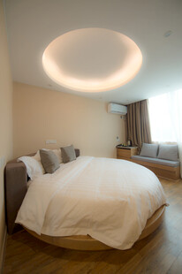 现代简约风格温馨卧室