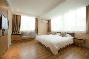 现代简约风格温馨卧室