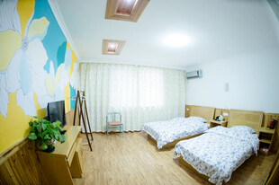 温馨双床卧室室内场景
