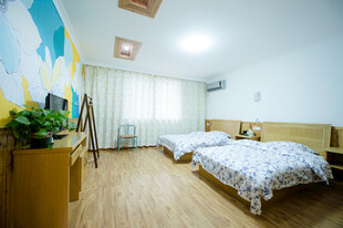 温馨双床卧室室内场景