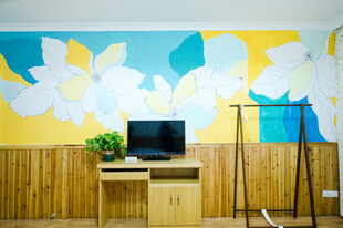 多彩墙面装饰的室内角落