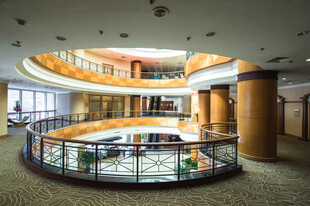 现代环形建筑内部景观