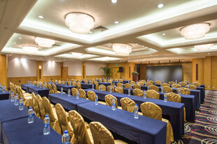 宽敞会议室整齐排列桌椅