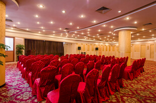 豪华宴会厅的红色座椅布置