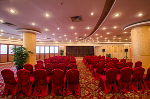 豪华会议厅内的红色座椅