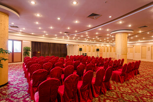 豪华宴会厅内的红色座椅布置