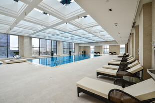 豪华室内泳池休息区场景