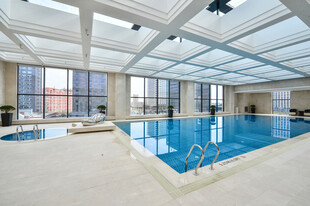 室内豪华恒温游泳池