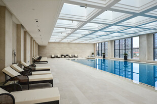 室内豪华泳池与休闲躺椅