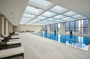 现代室内豪华泳池场景