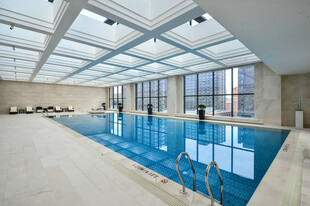 室内豪华玻璃顶游泳池