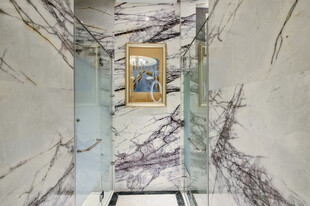 大理石装饰的精致电梯间