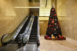 大厅中扶梯旁的圣诞树