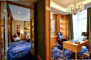 豪华典雅的室内书房场景