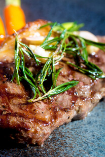 香煎牛排配新鲜香草