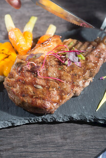 美味香煎牛排配爽口蔬菜