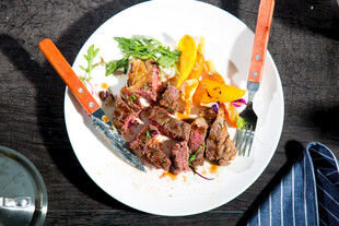 美味牛排沙拉配多彩食材