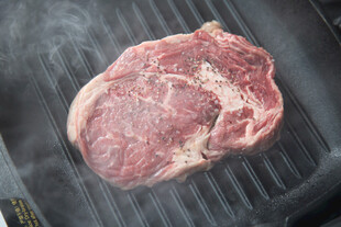 烤架上的鲜嫩牛排