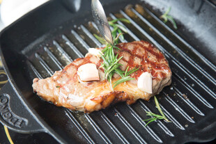 煎锅中的美味牛排