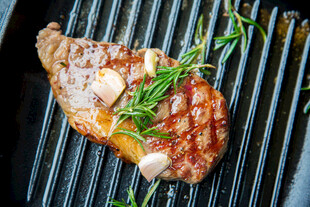 烤架上的美味牛排