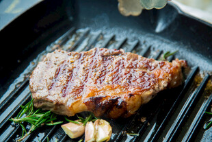 烤架上的美味牛排