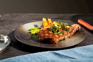 美味牛排配多彩配菜